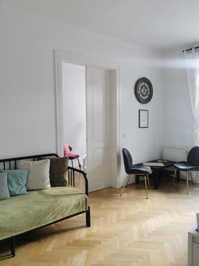 Central Mariahilfer Apartment 4 Min To The City Shopping Center And Schoenbrunn Palace เวียนนา ภายนอก รูปภาพ