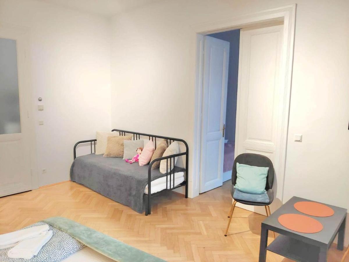 Central Mariahilfer Apartment 4 Min To The City Shopping Center And Schoenbrunn Palace เวียนนา ภายนอก รูปภาพ